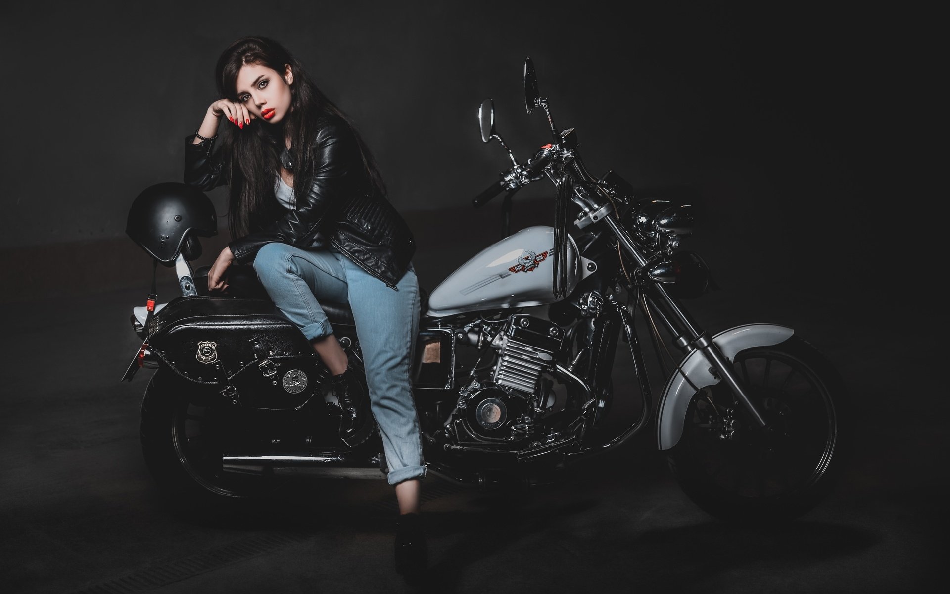 Biker girls: style and drive brings the glow — live moments in Casablanca